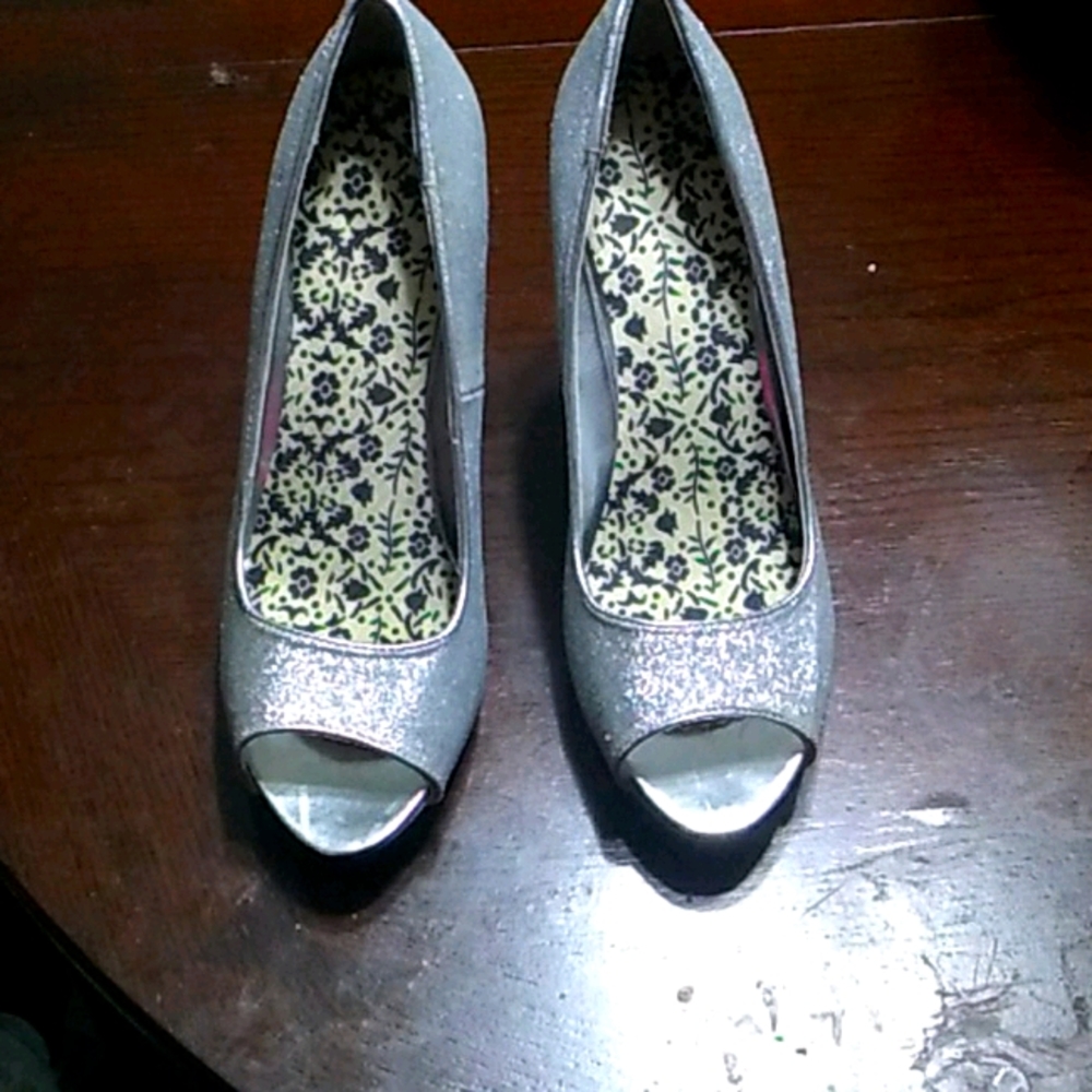 Silver pumps